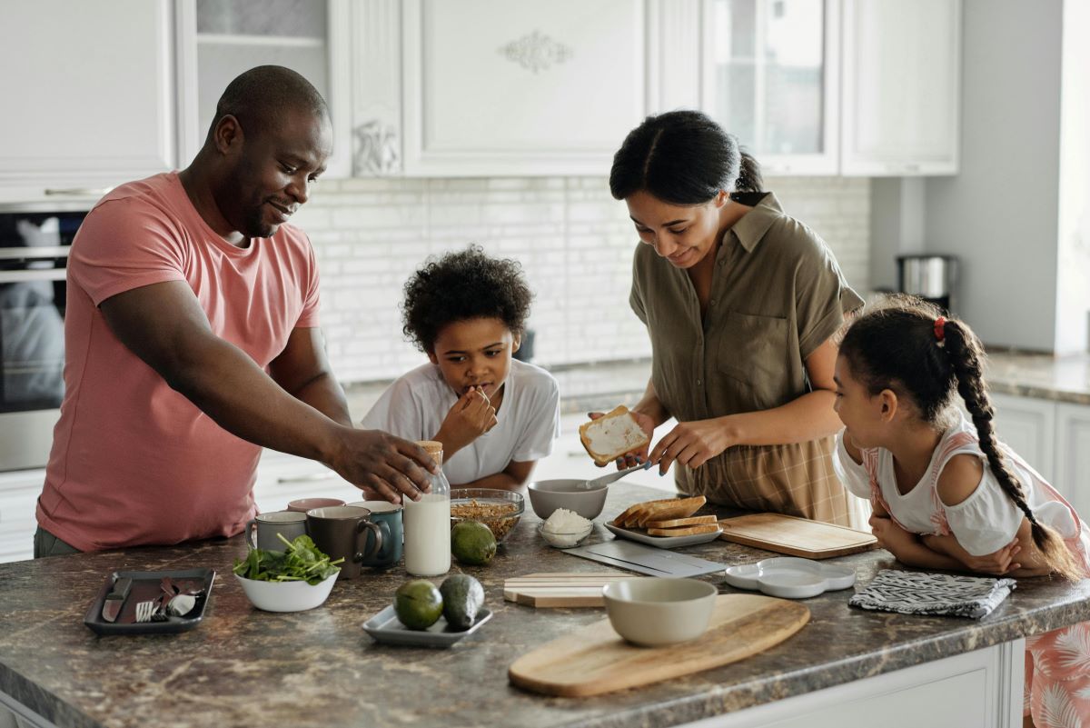 Photo d'une famille prenant le petit-déjeuner